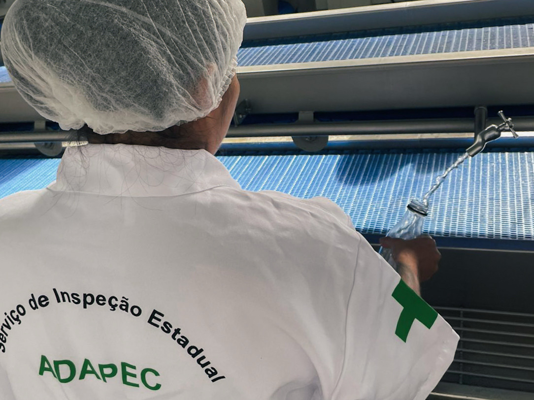 Adapec acompanha qualidade da água de agroindústrias para registro de dados no SIE.