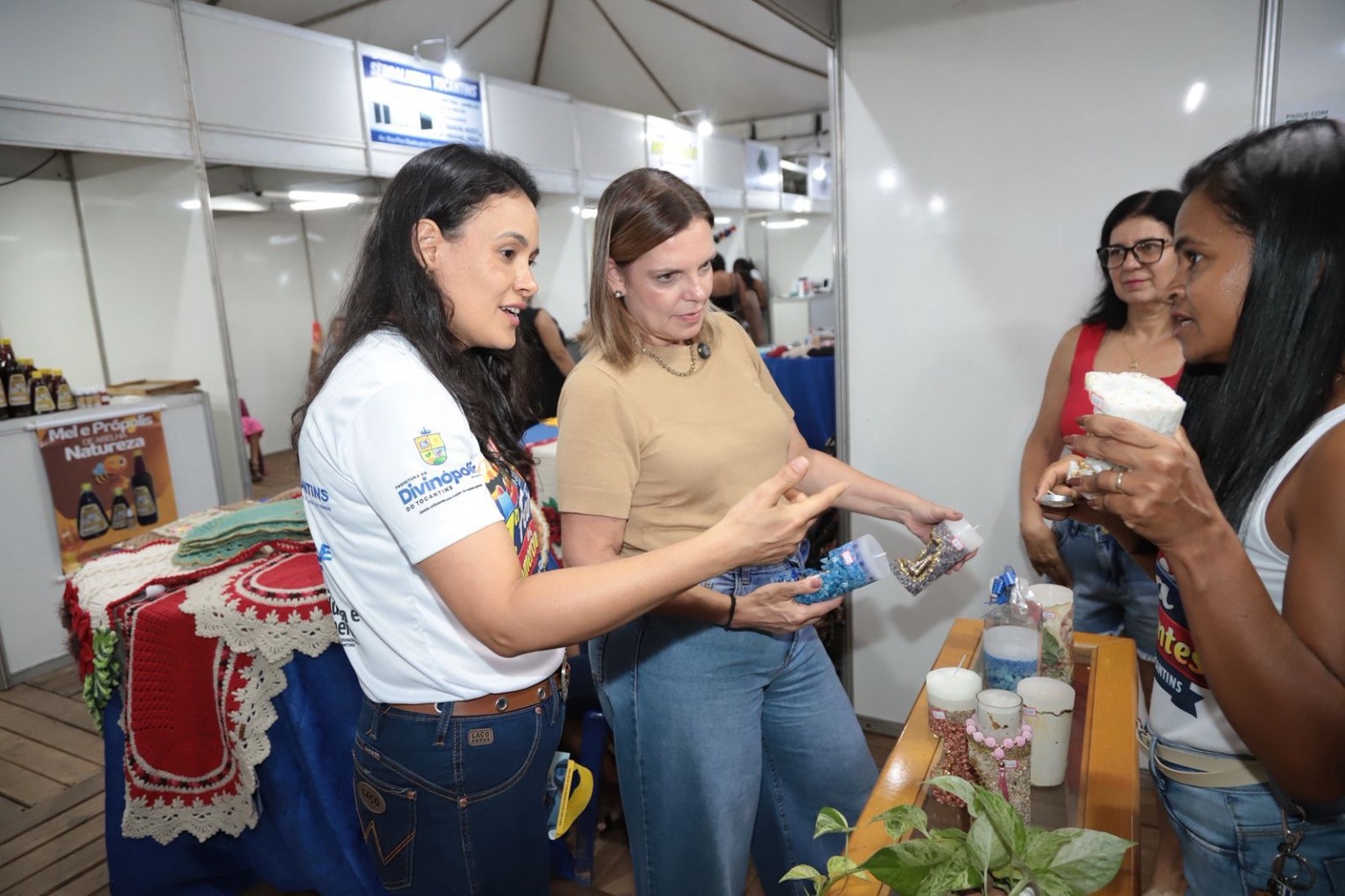 Claudia Lelis impulsiona pequenos negócios em Divinópolis com emenda e presença ativa na feira.