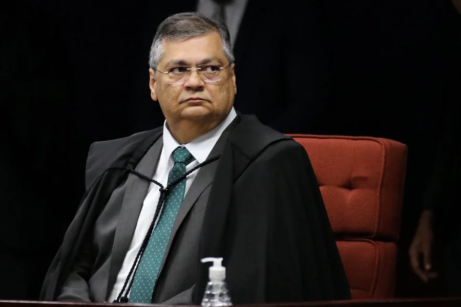 Dino reduz aposentadoria compulsória como punição máxima a juízes.